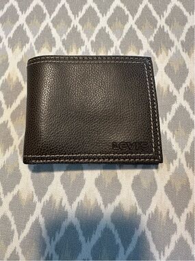 Levi Strauss & Co. Brown Leather Bifold Wallet – Classic Men’s Wallet